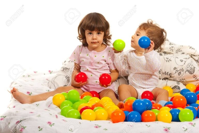 ninos jugando en una pelotita de colores