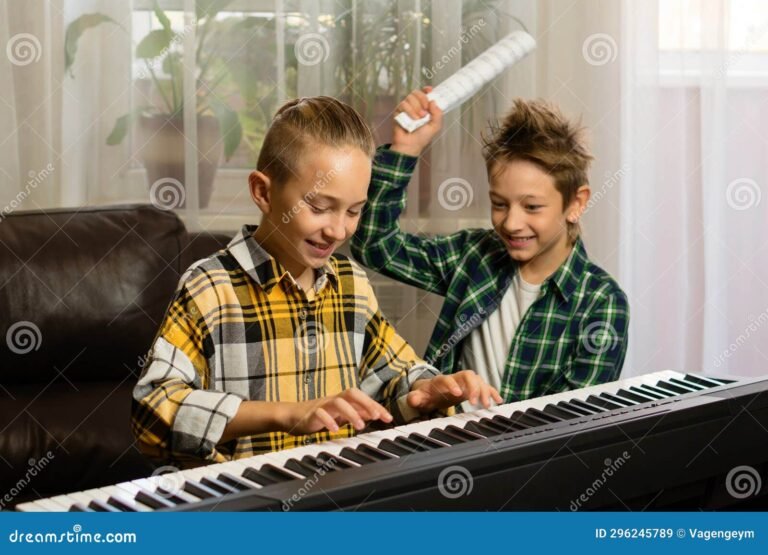 Cómo enseñar a tocar el piano a niños con música y canciones 13 ninos tocando piano con alegria