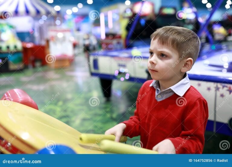 Dónde puedo encontrar una batería usada para niños en buen estado 6 ninos tocando una bateria en un parque