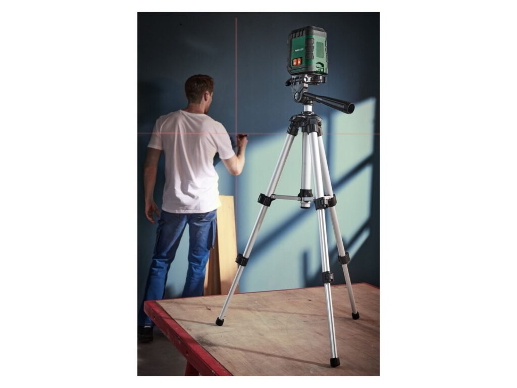 nivel laser sobre un tripode en accion
