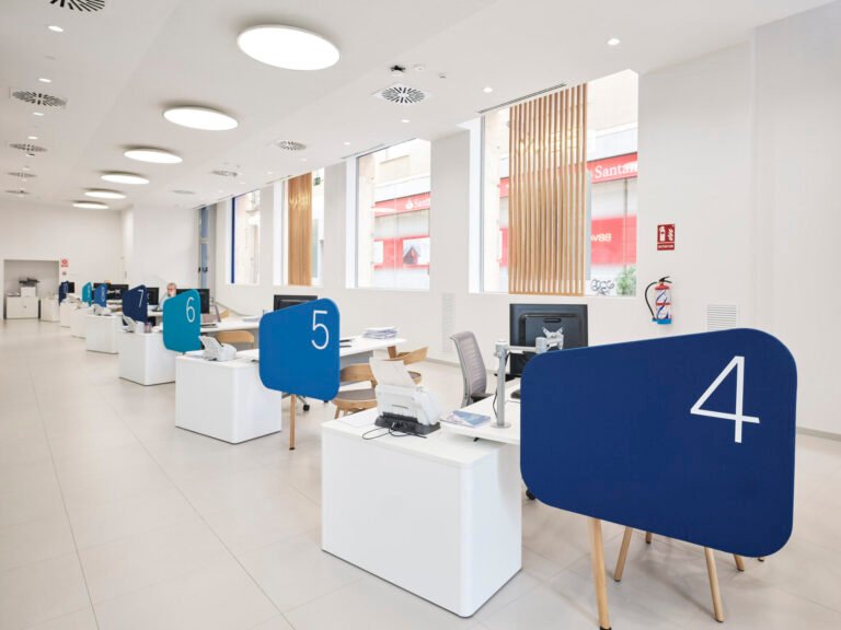 oficina moderna de banco con clientes