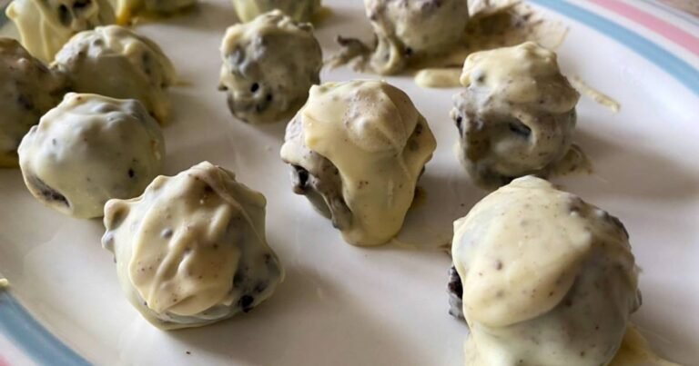 Cómo hacer Oreo bañadas en chocolate blanco en casa 6 oreo banadas en chocolate blanco en un plato
