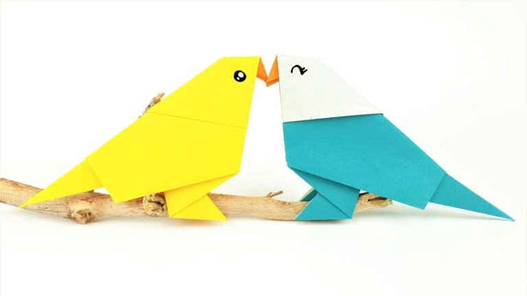pajarito de origami colorido en accion