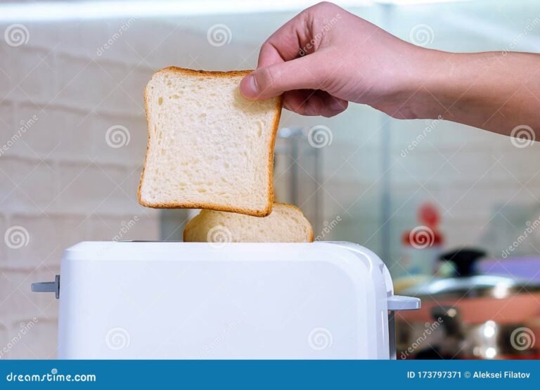 pan fresco saliendo de una maquina