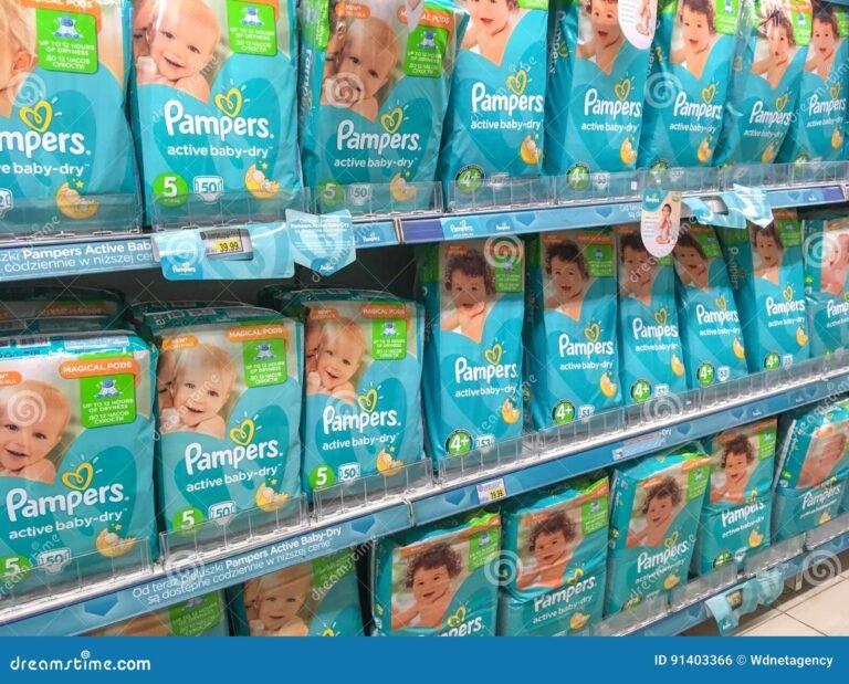panales pampers en estante de supermercado