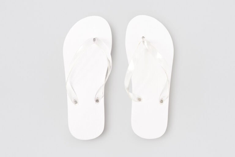 pantuflas blancas en un entorno de spa