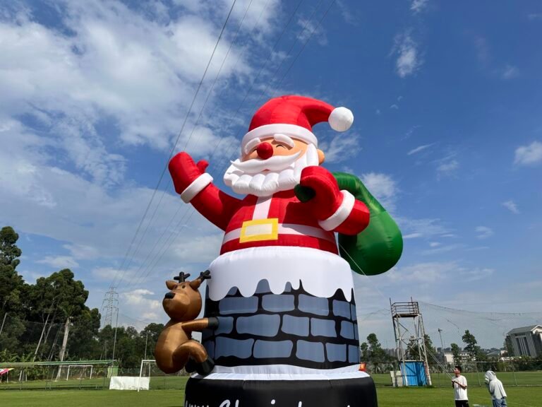 papa noel inflable gigante en jardin navideno