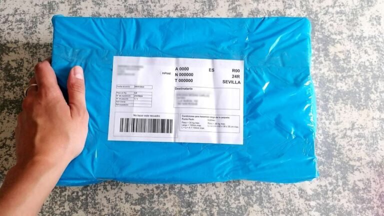 paquete envuelto con etiquetas de envio