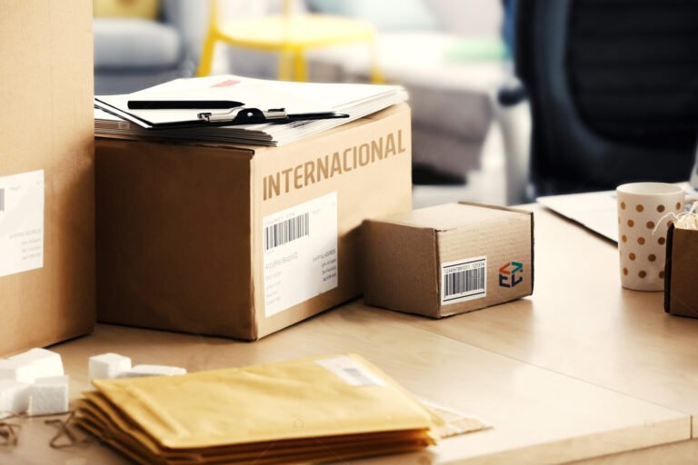 paquete internacional en una caja de carton
