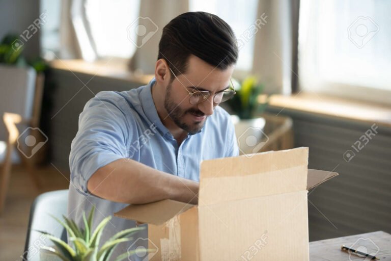 Cómo puedo enviar un paquete a Concepción, Tucumán con Correo Argentino 27 paquete siendo entregado en una oficina