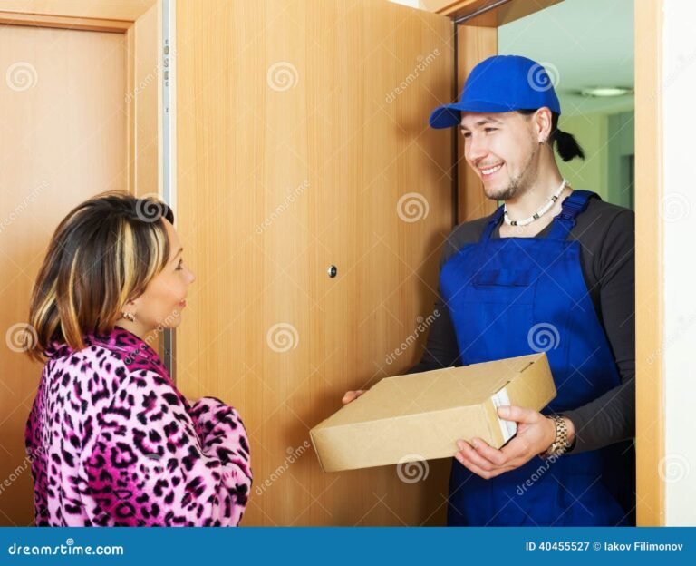 Cuánto cuesta el envío por correo argentino 23 paquete siendo entregado por cartero