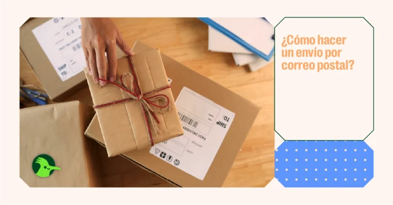 paquete siendo enviado en una oficina de correos