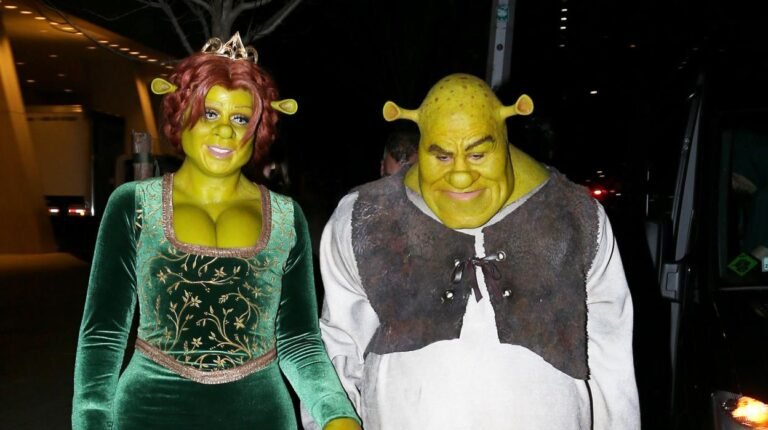 pareja disfrazada de shrek y fiona