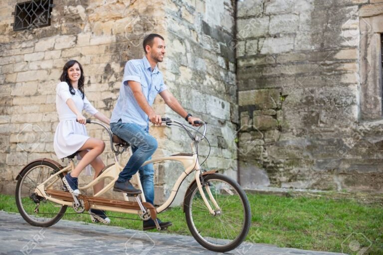 Qué beneficios ofrece una bicicleta para dos personas 9 pareja disfrutando de un paseo en tandem