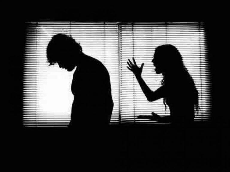 pareja enfrentando sombras en la oscuridad