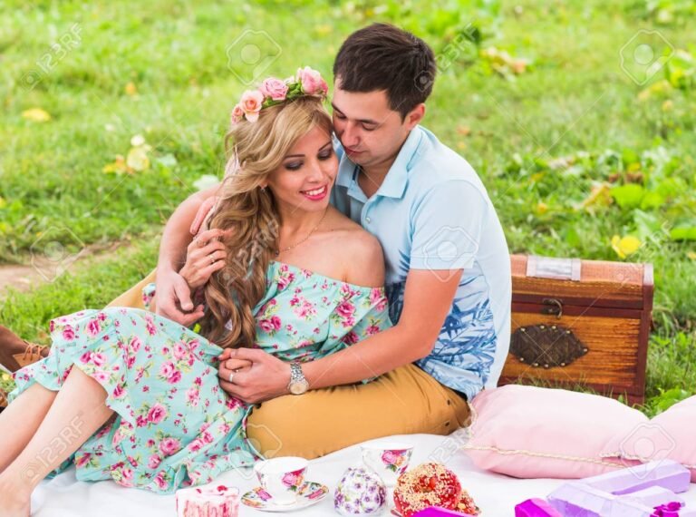 pareja feliz en un picnic romantico