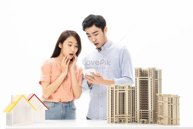 pareja feliz usando una calculadora de amor