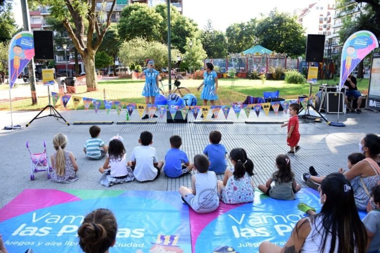 Qué actividades y atracciones ofrece Las Palmas en Parque Patricios 2 parque patricios lleno de familias disfrutando