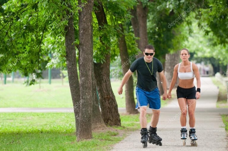Cómo empezar a disfrutar tu mundo en patines de manera segura 10 patinadores disfrutando en un parque soleado