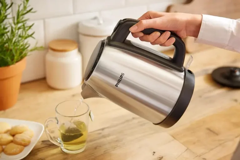 pava electrica en una cocina moderna