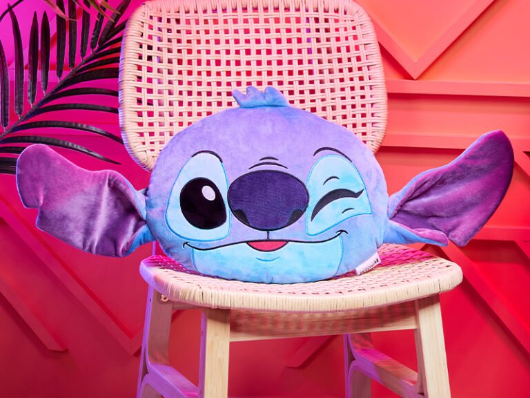 Dónde comprar peluches de Stitch en color rosado 24 peluche rosa de stitch en un entorno acogedor