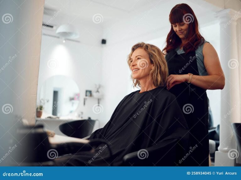 peluqueria con clientes felices y sonriendo