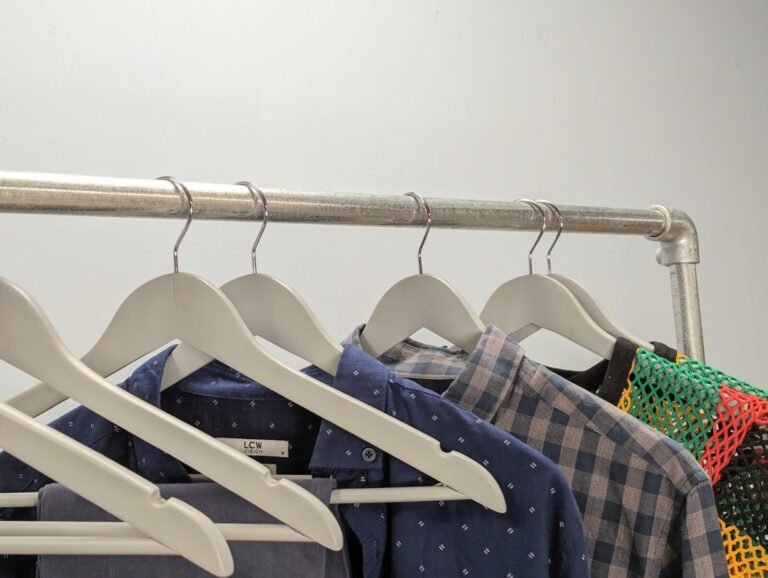 Dónde encontrar percheros con ruedas usados en buen estado 19 percheros con ruedas en un mercado vintage