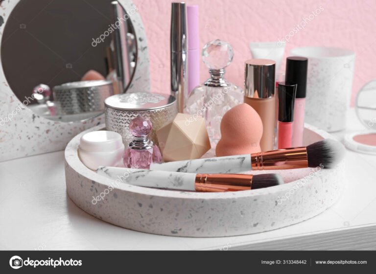 perfume en una elegante mesa de maquillaje