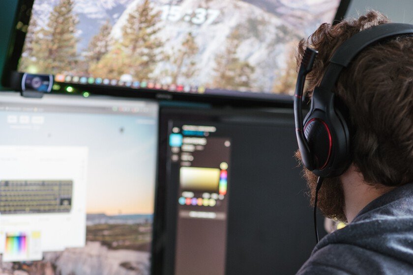 persona ajustando la pantalla de su pc