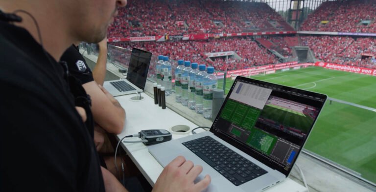 persona analizando un partido de futbol
