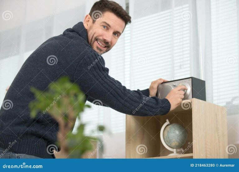 persona escuchando radio en casa