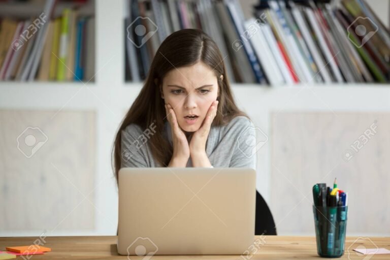 persona frustrada con una computadora y paquetes