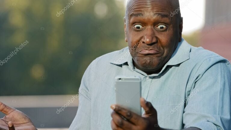 persona frustrada usando un telefono movil