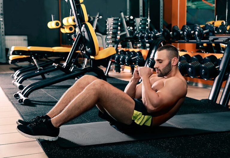 Cómo hacer un crunch abdominal con peso para obtener mejores resultados 8 persona haciendo crunch abdominal con pesa