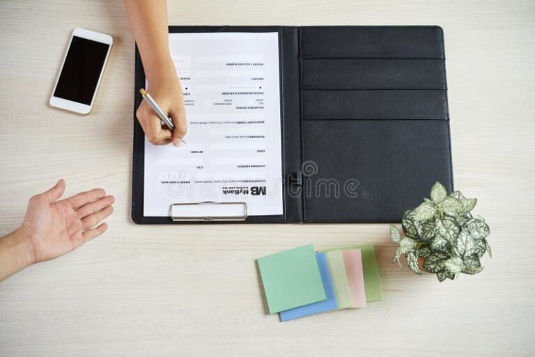 persona llenando un formulario bancario