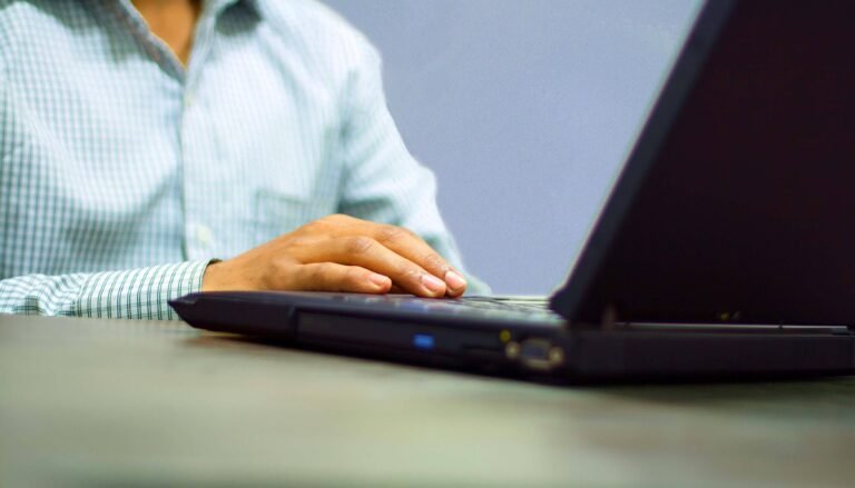 Cómo acceder al catálogo de eBay en español fácilmente 14 persona navegando en ebay en computadora