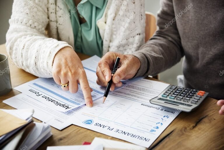 persona rellenando formulario de solicitud