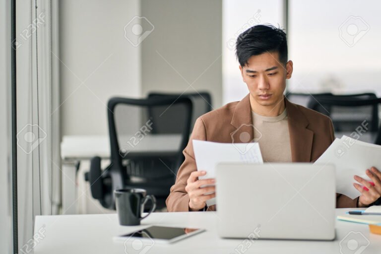 persona revisando documentos financieros