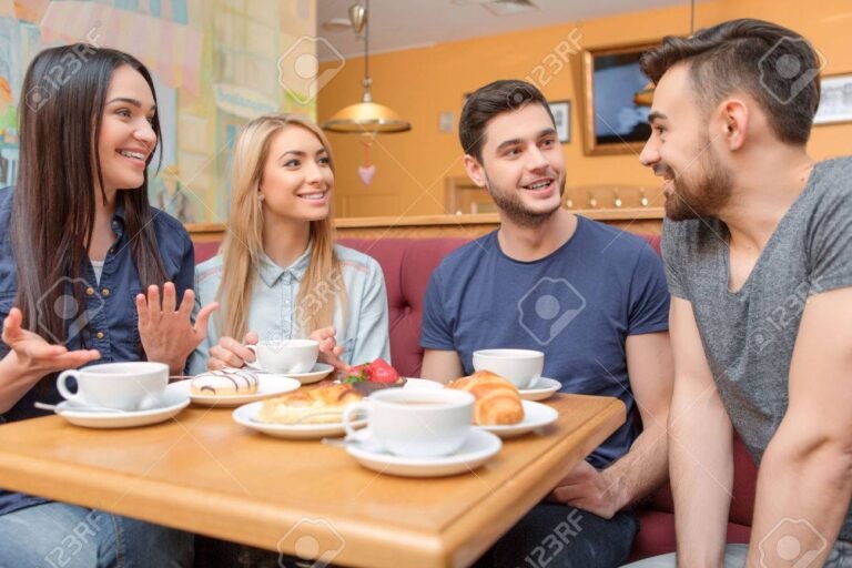 persona riendo con amigos en un cafe