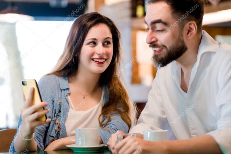 persona usando su telefono en un cafe