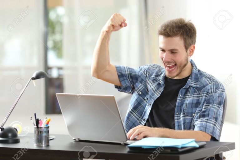 persona usando un ordenador en casa 1