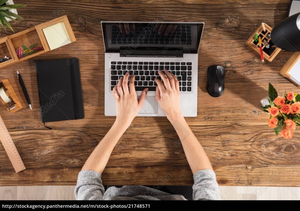 Cómo puedo solicitar una tarjeta en el Banco Hipotecario 1 persona utilizando un computador en un banco