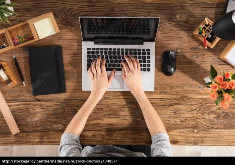 persona utilizando un computador en un banco
