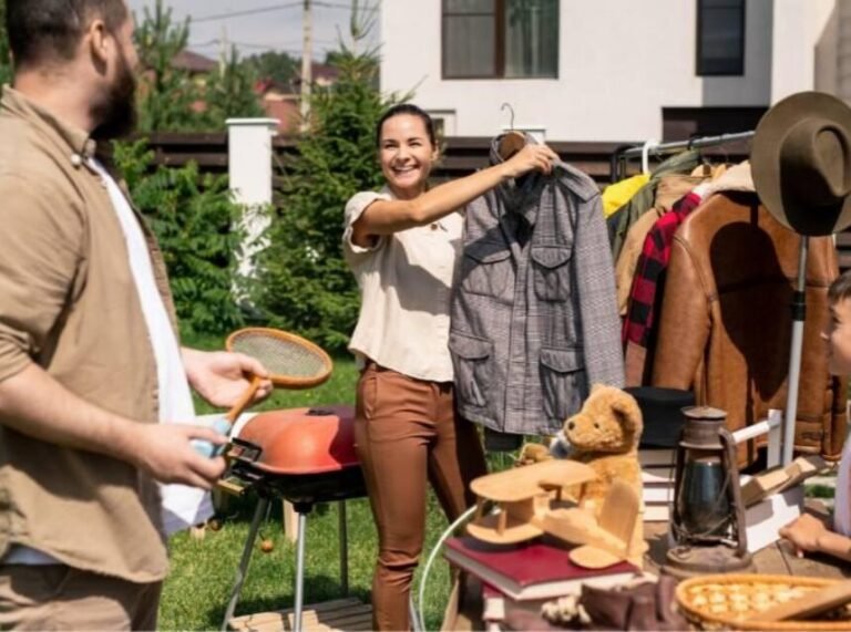 persona vendiendo articulos usados en casa