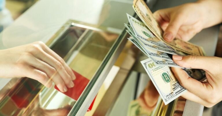 Quiénes tienen derecho a comprar dólares oficiales en Argentina 26 personas comprando dolares en una casa de cambio