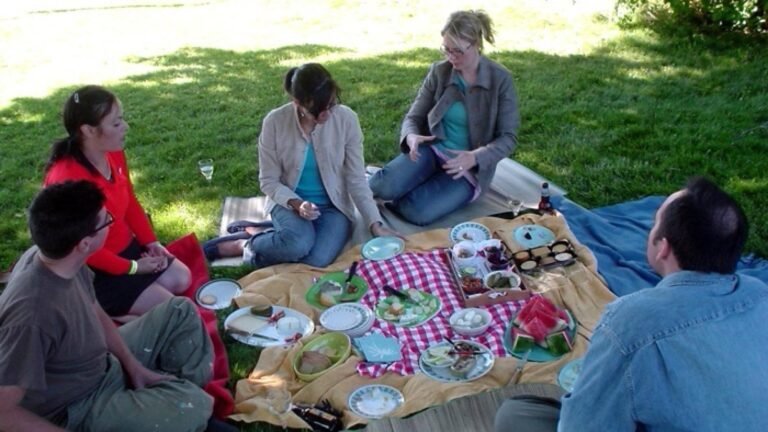 personas disfrutando nueces en un picnic