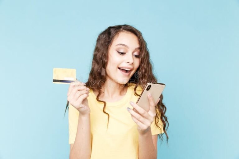 personas felices usando tarjetas de credito