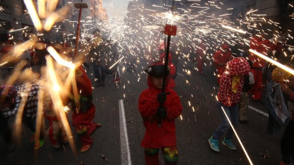 De qué trata la serie "Jugando con fuego" en Latinoamérica 1 personas interactuando en un juego de fuego
