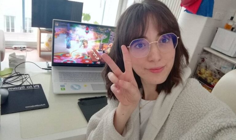 personas jugando a los sims en casa