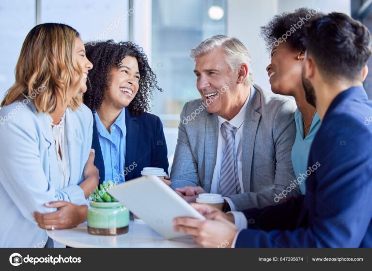 personas riendo mientras crean memes juntos